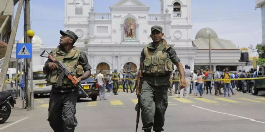 Soldaten der sri-lankischen Armee sichern das Gebiet um den St. Anthony's Shrine nach einer der Detonationen in Colombo. Foto: Eranga Jayawardena/Ap