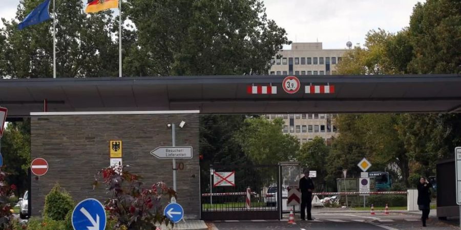 Eine deutsche und eine europäische Flagge wehen vor dem Sitz des Verteidigungsministeriums (Bmvg) auf der Hardthöhe in Bonn. Das Bmvg gehört zu den Ministerien, die ihren ersten Amtssitz nicht in Berlin haben. Foto: Oliver Berg