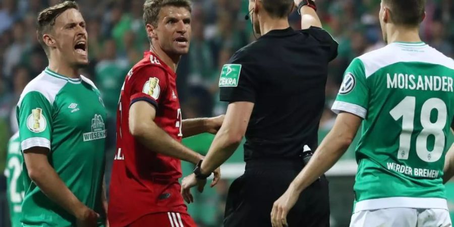 Schiedsrichter Daniel Siebert stand beim Bremer Pokal-Aus im Zentrum der Kritik. Foto: Christian Charisius