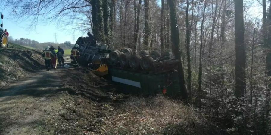 Ein mit Gülle beladener Anhängerzug ist auf einem Feldweg in Moosleerau AG umgekippt. 25 Kubikmeter Gülle liefen aus.