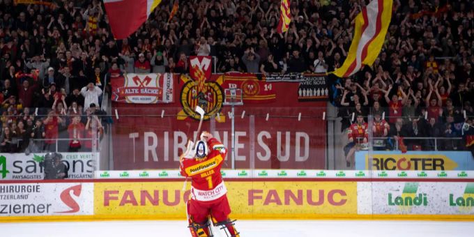 Biel Goalie Hiller lässt sich von den Fans für die Halbfinalqualifikation feiern. EHC Biel Fans
