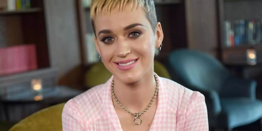 Verlobung? Katy Perry und Orlando Bloom zeigen sich mit Diamantenring und Herz-Ballons. Foto: Britta Pedersen