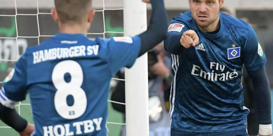 Sicherte dem HSV einen Punkt in Heidenheim: Pierre-Michel Lasogga (r). Foto: Stefan Puchner