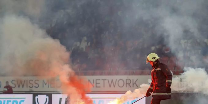 Ein Feuerwehrmann muss eingreifen. GC-Fans haben Petarden auf das Spielfeld geworfen. Sion GC