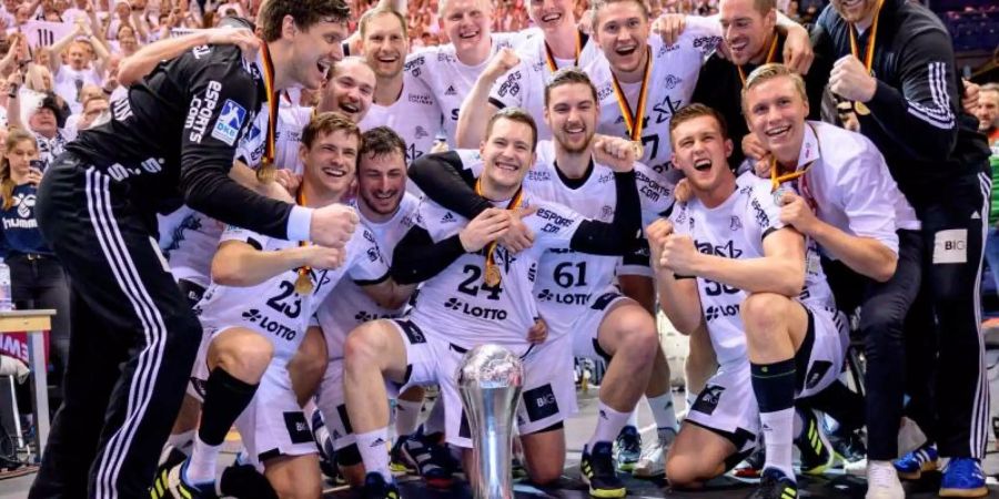 Die Kieler Mannschaft feiert den Pokalsieg. Foto: Axel Heimken