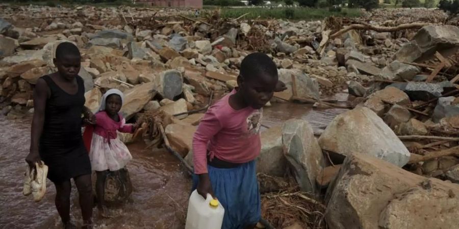 In Chimanimani in Simbabwe überqueren Kinder einen nach Zyklon «Idai» mit Geröll gefüllten Bachlauf. Foto: Kb Mpofu/AP