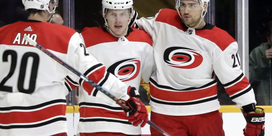 Nino Niederreiter (rechts) ist drauf und dran, mit den Carolina Hurricanes die NHL-Playoffs zu erreichen