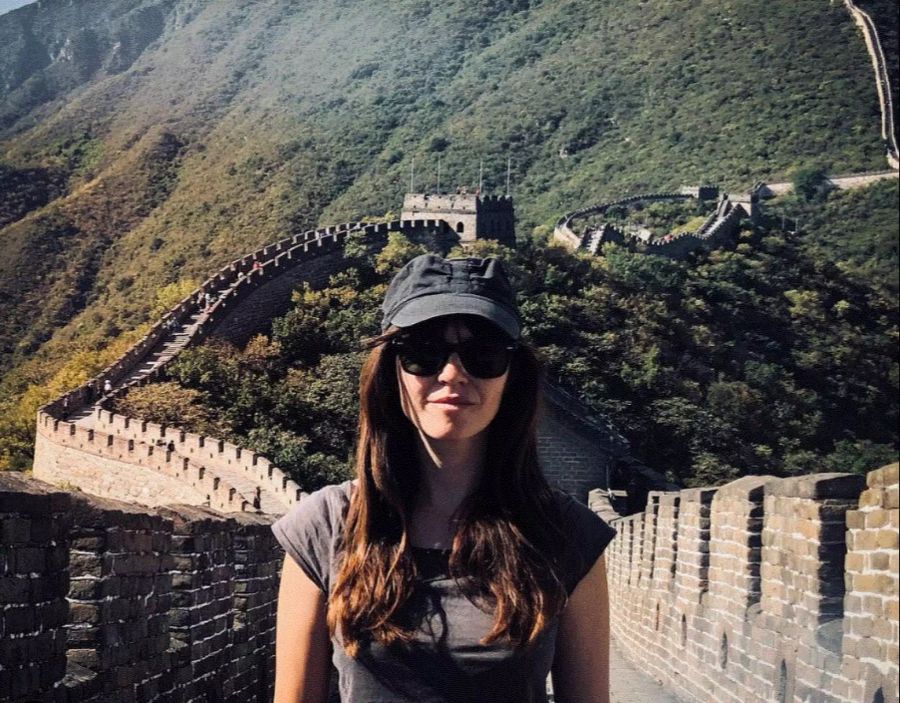 Mia Aegerter in China auf der Grossen Mauer.