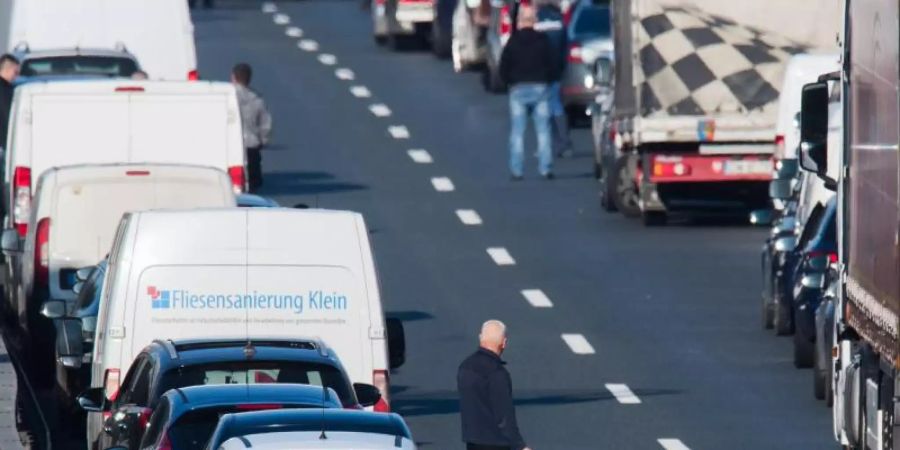 So soll es sein: Verkehrsteilnehmer haben vor einer Unfallstelle auf der Autobahn A2 vor dem Kreuz Buchholz eine Rettungsgasse gebildet. Symbolfoto: Julian Stratenschulte