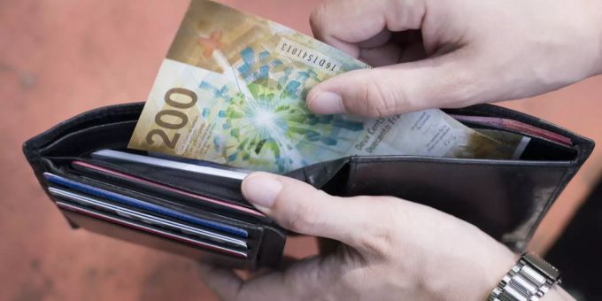 Auch unter Berücksichtigung der Teuerung ergab sich ein kleines Plus beim Lohnanstieg. (Symbolbild) Portemonnaie Franken Inflation