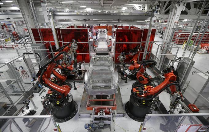 Roboter arbeiten an einem Tesla Model S. Elon Musk warnt trotz Rekordgewinnen vor der kommenden Rezession. (Archivbild) Rezession Tesla