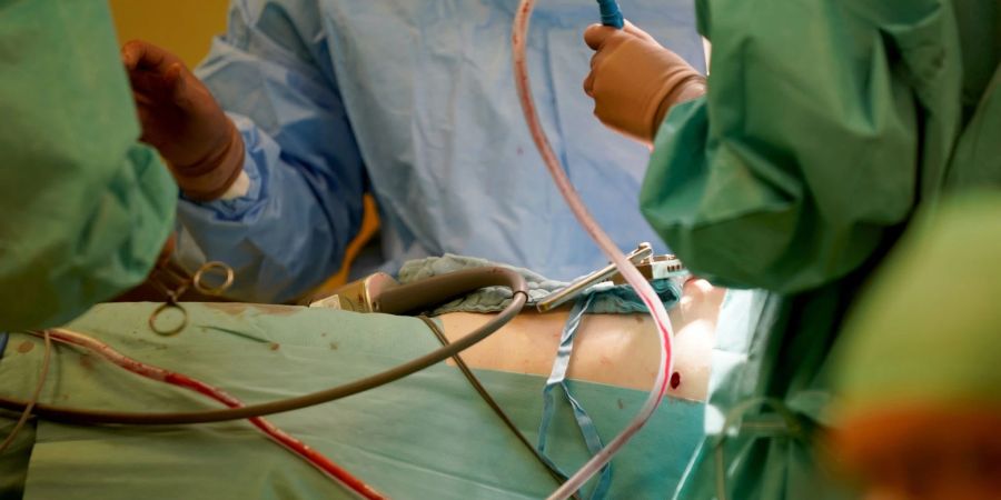 Blick in einen OP-Saal während einer Operation.
