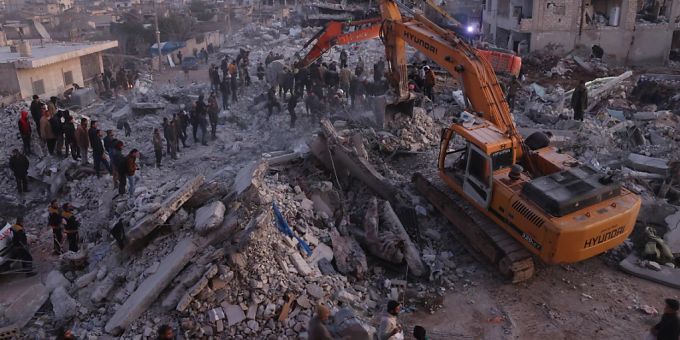 Rettungskräfte suchen im syrischen Dschindires nach Überlebenden. Foto: Anas Alkharboutli/dpa Rettungskräfte suchen im syrischen Dschindires nach Überlebenden. Foto: Anas Alkharboutli/dpa
