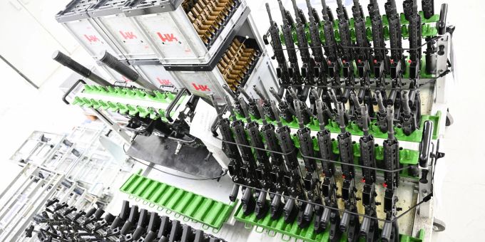 In der Produktionshalle des Waffenherstellers Heckler & Koch in Oberndorf stehen fertige Sturmgewehre vom Typ HK416 F-S aufgereiht. In der Produktionshalle des Waffenherstellers Heckler & Koch in Oberndorf stehen fertige Sturmgewehre vom Typ HK416 F-S aufgereiht.