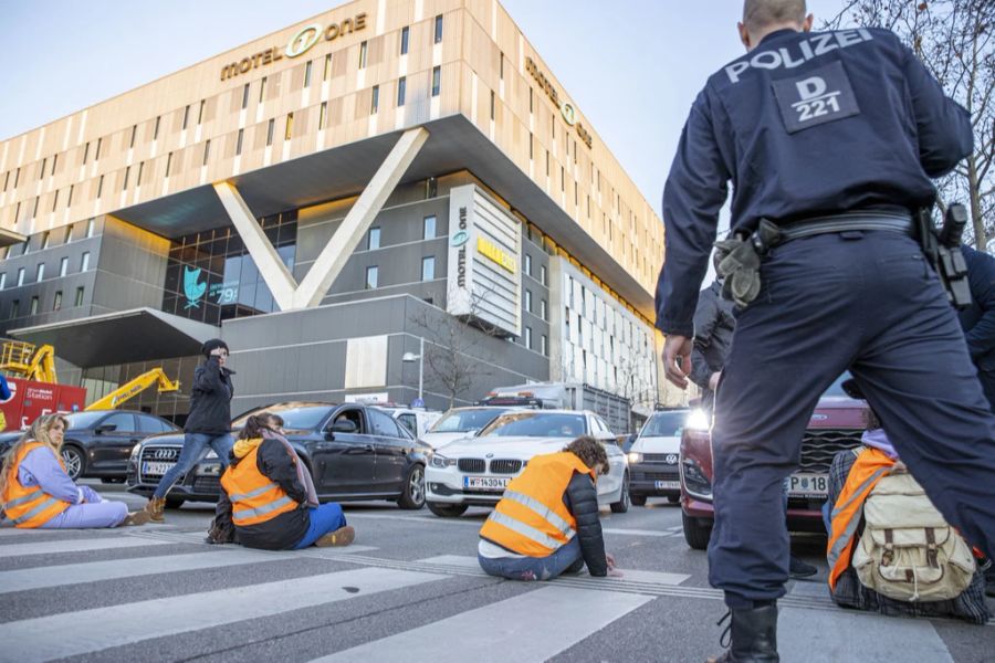 «Man nimmt sich die Freiheit heraus, mit den Klebe-Aktionen andere Leute massiv zu beeinträchtigen. Gleichzeitig tut man aber das, wofür man andere kritisiert», sagt sie.