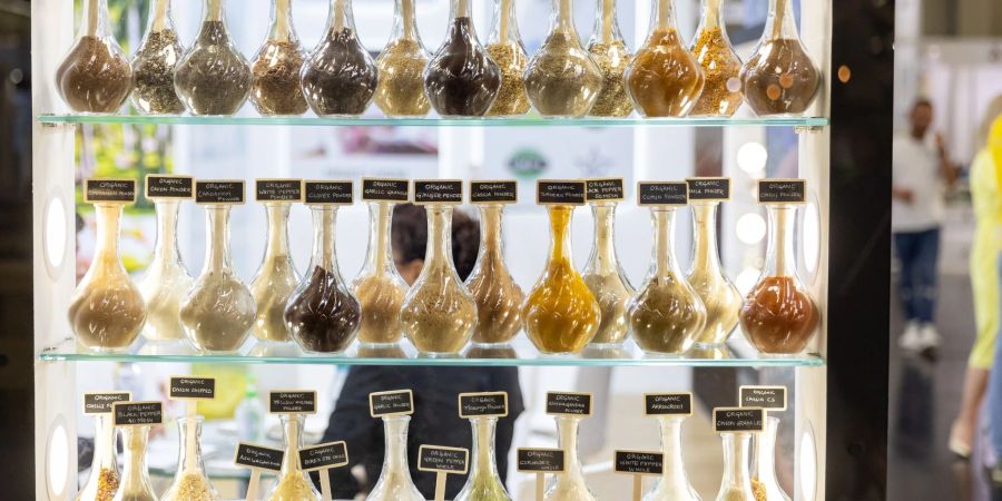 Der Trend zum Kochen daheim - mitunter mit vielen Gewürzen - geht seit Ende der Pandemie zurück.