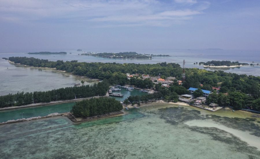 Vier Bewohner der Insel Pari haben Zivilklage gegen den Zementherteller Holcim eingereicht.