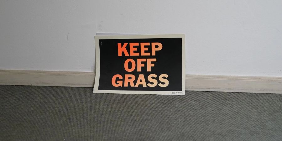 «Keep off Grass» steht auf einem Zettel im Treppenhaus im Günter-Grass-Haus. Das Grass-Haus hat die handgeschriebenen Manuskripte zu «Grimms Wörtern» von Literaturnobelpreisträger Günter Grass erworben.