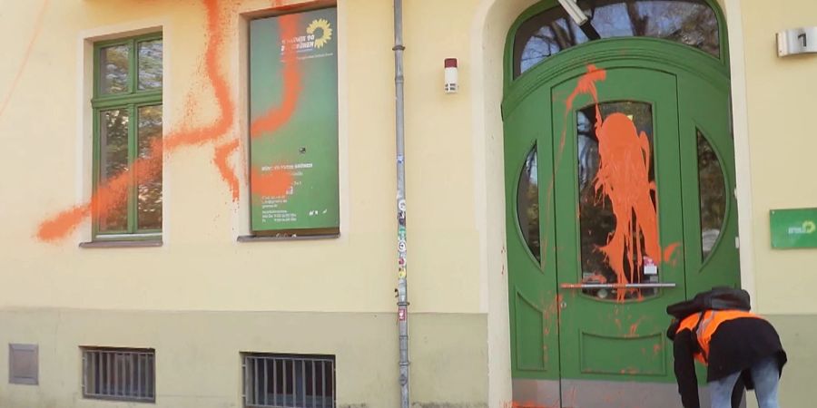Klimaaktivisten beschmieren Anfang November vergangenen Jahres die Parteizentrale von Bündnis 90/Die Grünen in Berlin.