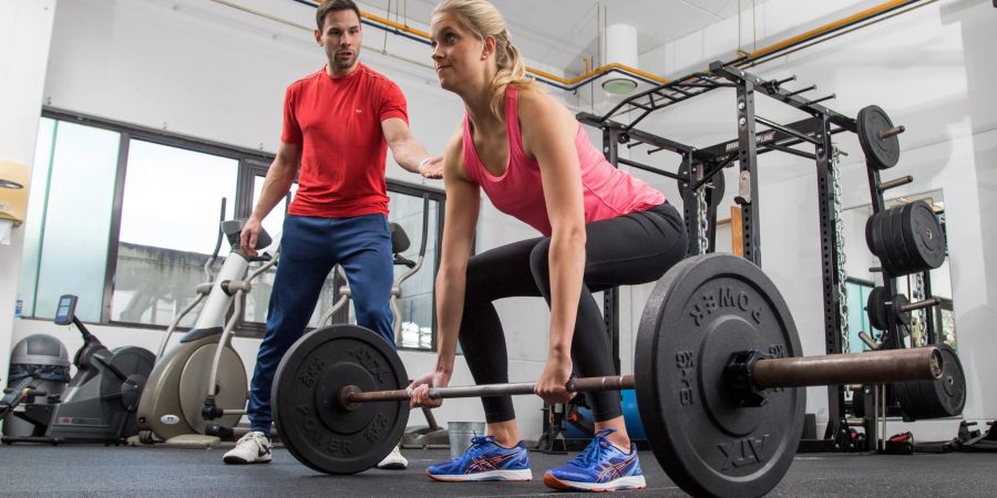 Wer beim Krafttraining an seine Grenzen gegangen ist, sollte das nicht auch beim Dehnen danach tun.