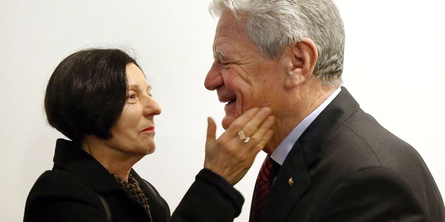 Die  Literaturnobelpreisträgerin Herta Müller trifft den Ex-Bundespräsidenten Joachim Gauck zur Eröffnung der «Werkstatt Exilmuseum» und wischt ihm nach einem Begrüssungskuss ihren Lippenstift von der Wange.