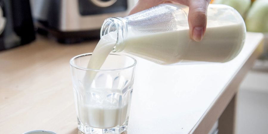 Heumilch hat im Test 2,3 Mal mehr gesunde Omega-3-Fettsäuren als konventionelle Milch, so die Warentester.