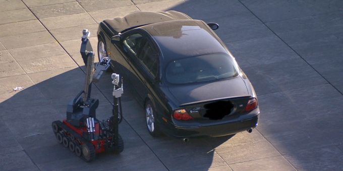 Ein Roboter der Kantonspolizei Bern untersucht das verdächtige Auto auf dem Bundesplatz auf Sprengstoff. Roboter Bundesplatz Sprengstoff Evakuierung