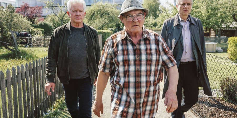 Ivo Batic (Miroslav Nemec, l) und Franz Leitmayr (Udo Wachtveitl, rs) nehmen Hackl (Burghart Klaussner) mit.