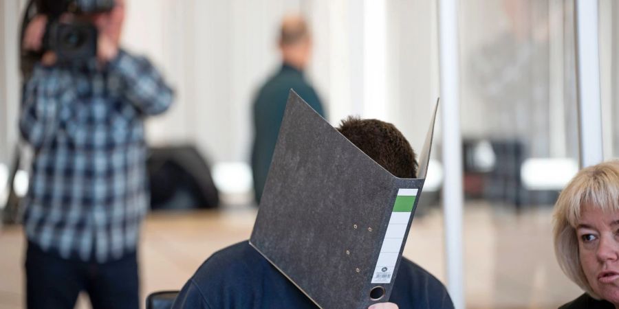Die Pflichtverteidigerin sitzt mit dem Angeklagten im Gerichtssaal vom Landgericht Rostock.