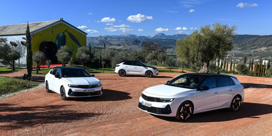 Sportliche Familie aus Rüsselsheim: Opel verleiht Astra, Grandland und Astra Sports Tourer das sportliche Kürzel GSe (von links nach rechts).