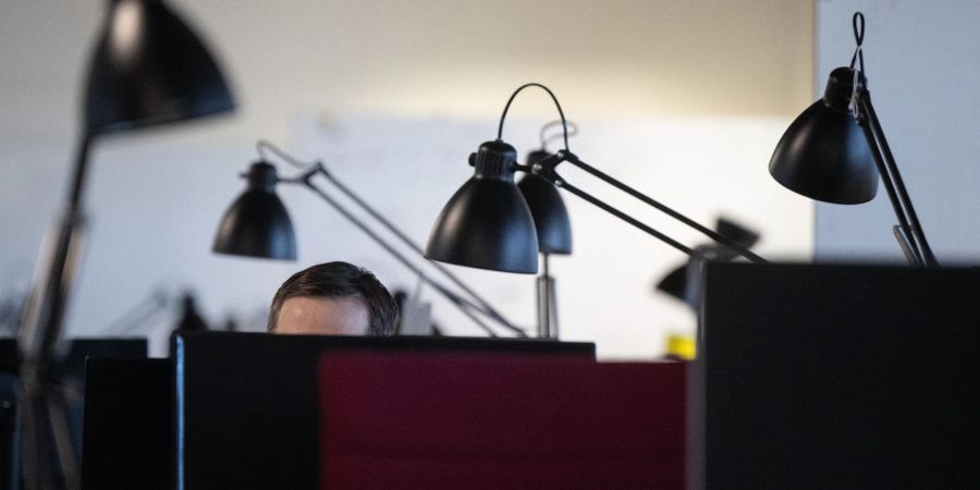 Viele Arbeitnehmer wünschen sich zwischen Homeoffice und dem Büro zu wechseln. Doch auf einen festen Arbeitsplatz beim Arbeitgeber wollen nur wenige verzichten.