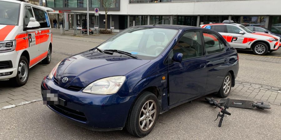 Grenchen: E-Trottinett-Lenker prallt in abbiegendes Auto.