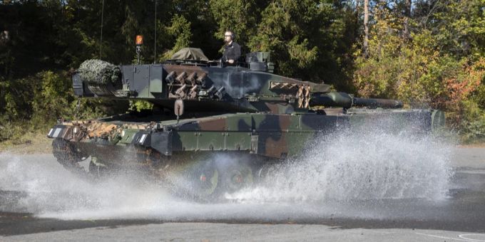 Ein Leopard-2-Panzer bei einer Testfahrt in Thun BE. Ukraine Krieg