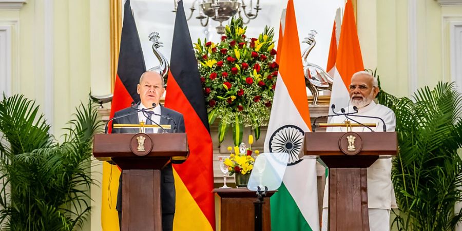 Bundeskanzler Olaf Scholz (l, SPD), nimmt neben Indiens Premierminister Narendra Modi an einer Pressekonferenz teil. Scholz hält sich zu einem zweitägigen Besuch in Indien auf. Foto: Michael Kappeler/dpa