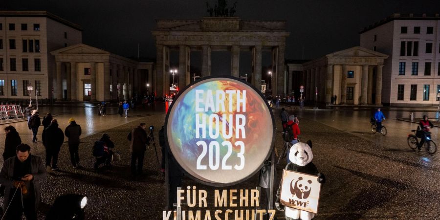 Die Beleuchtung vom Brandenburger Tor ist für die Aktion „Earth Hour“ ausgeschaltet.