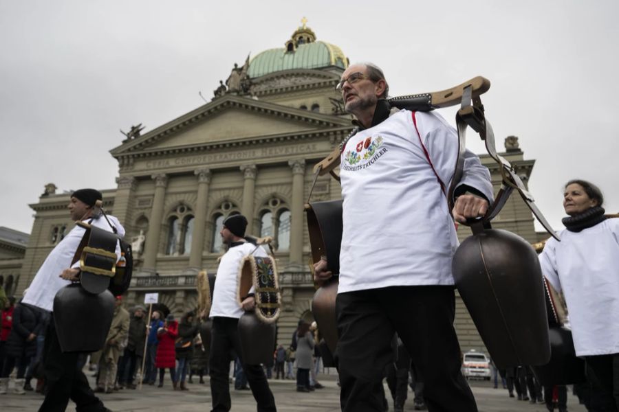 Auch Freiheitstrychler sind vor Ort.