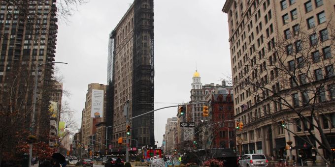 Das teilweise eingerüstete Flatiron Building in dem nach ihm benannten Flatiron District von Manhattan. Das teilweise eingerüstete Flatiron Building in dem nach ihm benannten Flatiron District von Manhattan.