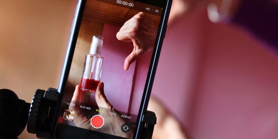 Produkttipps auf Instagram oder Tiktok sind oft bezahlte Werbung. «Deinfluencer» raten aktiv vom Kauf ab, wenn sie nicht von der Qualität überzeugt sind.