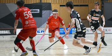 Luc Grunder und Jon Würz kämpfen um den Ball.