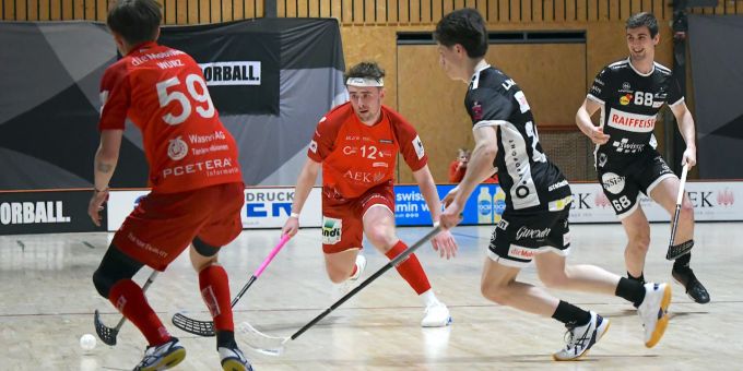 Luc Grunder und Jon Würz kämpfen um den Ball. (Season 2022/23) Luc Grunder und Jon Würz kämpfen um den Ball.