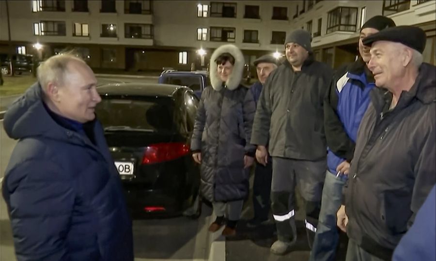 Die Aufnahmen des russischen Staatsfernsehens zeigen auch, wie der Kremlchef mit Anwohnenden in Mariupol spricht.