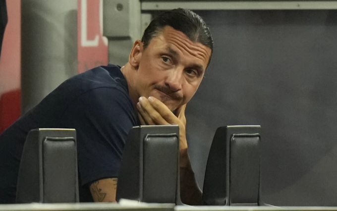 Zlatan Ibrahimovic schmort verletzt auf der Tribüne. Zlatan Ibrahimovic
