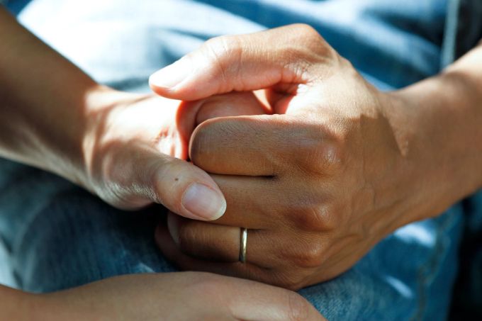 Mutmachende Zusprüche helfen einem Partner mehr als Vorwürfe oder leicht hingesagte Sätze. Zuspruch Partner Vorwurf Satz