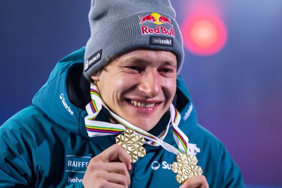 Die Bilder ähneln sich: Marco Odermatt präsentiert seine beiden Gold-Medaillen (Abfahrt und Riesen) von der Ski-WM in Courchevel/Méribel.