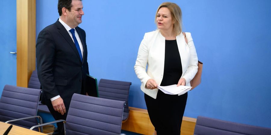 Bundesinnenministerin Nancy Faeser und Bundesarbeitsminister Hubertus Heil vor Beginn einer Pressekonferenz in Berlin.
