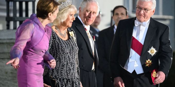 Zum Ausklang des ersten Tages ihres Staatsbesuchs sind König Charles III. und seine Frau Camilla zum Staatsbankett in Schloss Bellevue eingetroffen. Bundespräsident Frank-Walter Steinmeier und seine Frau Elke Büdenbender haben das Königspaar empfangen. Zum Ausklang des ersten Tages ihres Staatsbesuchs sind König Charles III. und seine Frau Camilla zum Staatsbankett in Schloss Bellevue eingetroffen. Bundespräsident Frank-Walter Steinmeier und seine Frau Elke Büdenbender haben das Königspaar empfangen.