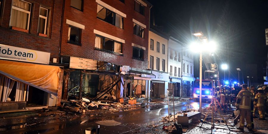 Trümmer auf der Strasse in Eschweiler, wo bei einer gewaltigen Explosion in einem Wohn- und Geschäftshaus 16 Menschen teils lebensgefährlich verletzt wurden.