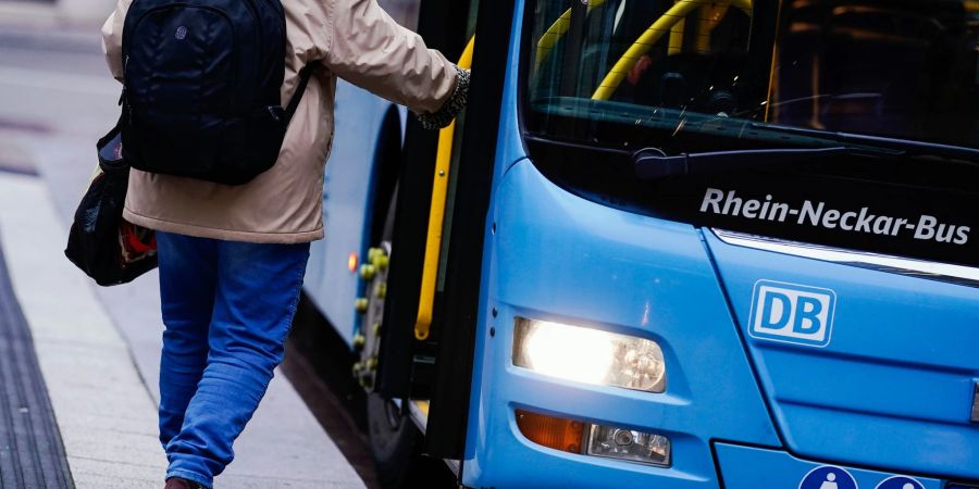 Bus- und Bahnanbieter pochen auf eine gesicherte Finanzierung des künftigen 49-Euro-Tickets für den bundesweiten Nahverkehr auch über die Startphase hinaus.