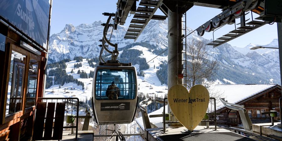 Kabine der Bergbahnen Adelboden verlässt die Station Adelboden Dorf. - Region Frutigen-Adelboden