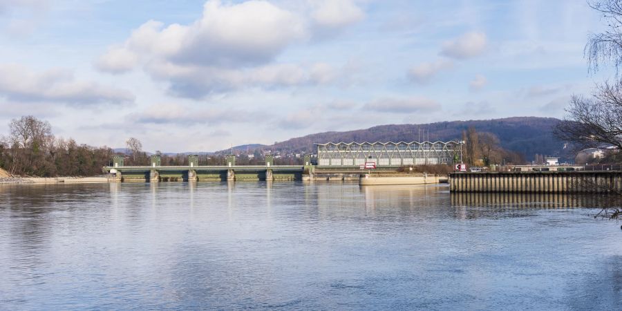 Das Kraftwerk Birsfelden beim Rhein ist ein Niederdruck-Laufkraftwerk und nahm 1954 seinen Betrieb auf.